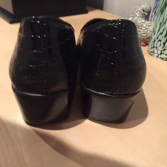 Black “alligator” patent loafer in EUC wedges - Picture 4 of 4